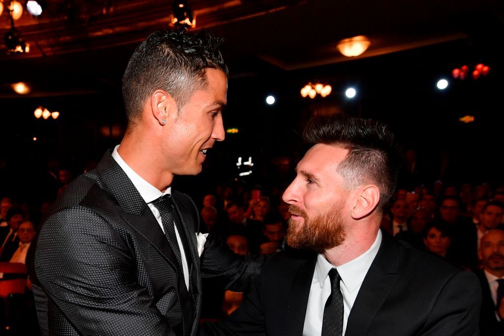 Nominasi pemain sepak bola FIFA Terbaik, penyerang Barcelona dan Argentina Lionel Messi (kanan) dan penyerang Real Madrid dan Portugal Cristiano Ronaldo (kiri) mengobrol sebelum mengambil tempat duduk mereka untuk upacara Penghargaan Sepak Bola FIFA Terbaik, pada 23 Oktober 2017 di London.  / AFP PHOTO / Ben STANSALL (Kredit foto harus dibaca BEN STANSALL/AFP via Getty Images)