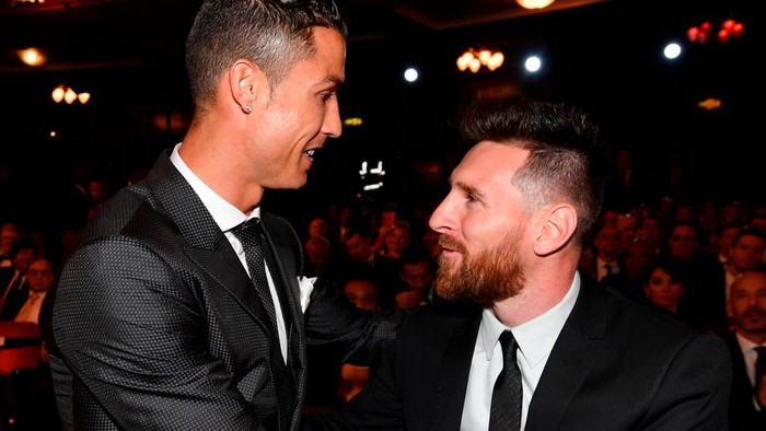 Nominees for the Best FIFA football player, Barcelona and Argentina forward Lionel Messi (R) and Real Madrid and Portugal forward Cristiano Ronaldo (L) chat before taking their seats for The Best FIFA Football Awards ceremony, on October 23, 2017 in London. / AFP PHOTO / Ben STANSALL        (Photo credit should read BEN STANSALL/AFP via Getty Images)