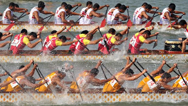 Dragon Boat Indonesia Members of the Indonesian (top), Chinese (C) and Myanmar (bottom) teams paddle during the men's 250m dragon boat straight race at the 16th Asian Games in Guangzhou on November 20, 2010. Indonesia won the gold, Myanmar the silver and China the bronze. . AFP PHOTO / Philippe Lopez (Photo by PHILIPPE LOPEZ / AFP)