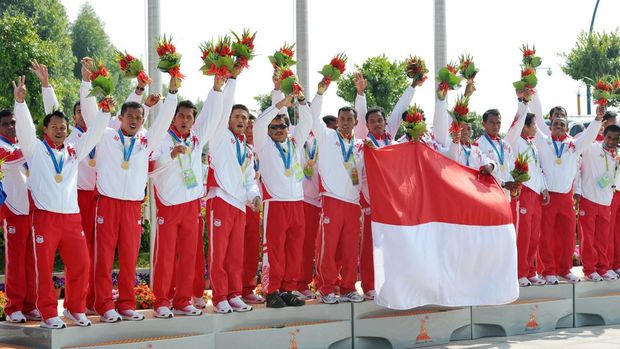 Dragon Boat Indonesia Members of the Indonesian team celebrate on the podium after winning the men's 250m dragon boat straight race at the 16th Asian Games in Guangzhou on November 20, 2010. Indonesia won the gold, Myanmar the silver and China the bronze. AFP PHOTO / Philippe Lopez (Photo by PHILIPPE LOPEZ / AFP)