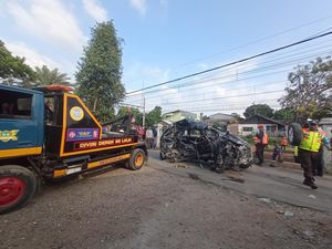 Bangkai Mobil yang Tertabrak Kereta di Bekasi Akhirnya Dievakuasi