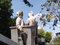 Sarang Tawon Vespa yang 3 Bulan Resahkan Warga Petemon Surabaya Dievakuasi