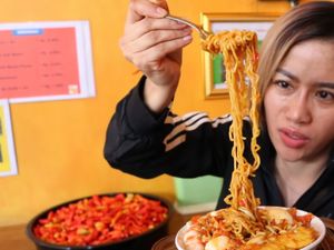 Nampol! Ini Momen Farida Nurhan Makan Mie Jebew hingga Sambal Setan Super Pedas Nampol! Ini Momen Farida Nurhan Makan Mie Jebew hingga Sambal Setan Super Pedas