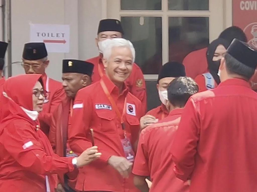 Riuh Sorakan Kader PDIP Saat Ganjar dan Bambang Pacul Salam Komando