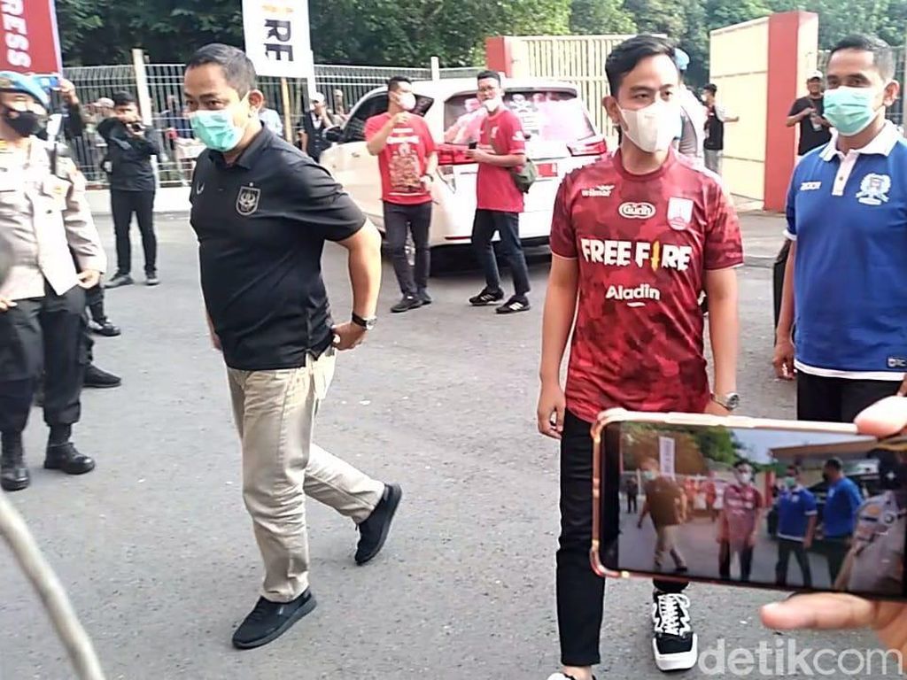 Pakai Jersey Klub Kesayangan, Gibran-Hendi Nonton Persis Vs PSIS di Manahan Pakai Jersey Klub Kesayangan, Gibran-Hendi Nonton Persis Vs PSIS di Manahan