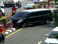 Hyundai H1 Tabrak Pembatas Tengah Jalan Wonokromo, Pengemudinya Polisi?