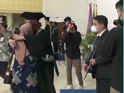 Kisah Ibu Gantikan Wisuda Anak yang Lulus S2 dan Meninggal, Bikin Terharu