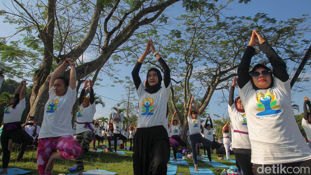 Merayakan Hari Yoga Internasional ke-8 di Candi Prambanan
