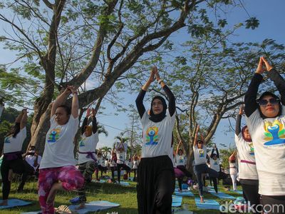 Merayakan Hari Yoga Internasional ke-8 di Candi Prambanan