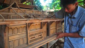 Begini Pembuatan Miniatur Rumah Adat Bernilai Puluhan Juta di Kudus