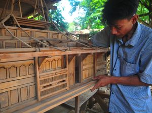 Begini Pembuatan Miniatur Rumah Adat Bernilai Puluhan Juta di Kudus