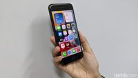 Menggenggam iPhone SE 2022, HP 5G Apple Termurah Desainnya Jadul