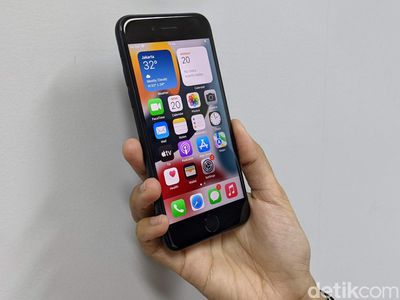 Menggenggam iPhone SE 2022, HP 5G Apple Termurah Desainnya Jadul