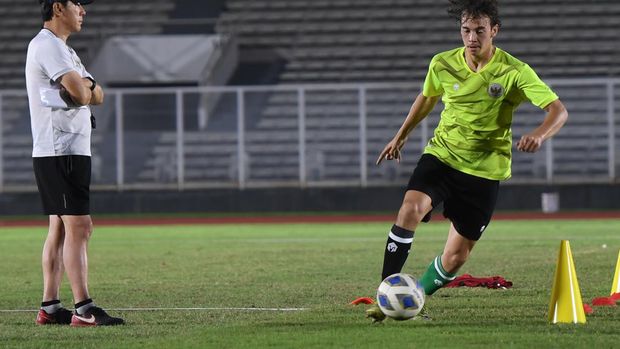 Pesepak bola keturunan Indonesia Jim Croque mengikuti latihan bersama timnas U-19 di Stadion Madya, Kompeks Gelora Bung Karno, Jakarta, Selasa (21/6/2022). Latihan tersebut untuk persiapan timnas sepak bola U-19 yang akan berlaga di Piala AFF U-19 2022 pada 2-15 Juli 2022. ANTARA FOTO/Hafidz Mubarak A/rwa.
