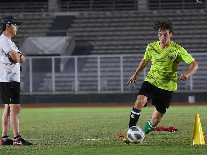 Pesepak bola keturunan Indonesia Jim Croque mengikuti latihan bersama timnas U-19 di Stadion Madya, Kompeks Gelora Bung Karno, Jakarta, Selasa (21/6/2022). Latihan tersebut untuk persiapan timnas sepak bola U-19 yang akan berlaga di Piala AFF U-19 2022 pada 2-15 Juli 2022. ANTARA FOTO/Hafidz Mubarak A/rwa.