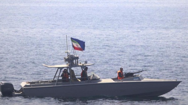 Iran-Rusia-China Gelar Latihan Militer Bersama di Selat Hormuz Kapal cepat Garda Revolusi Iran saat mendekati kapal militer AS dalam insiden di Selat Hormuz (dok. US Navy via AP)