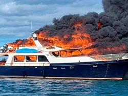 Kapal Yacht Terbakar Hebat, 3 Turis dan 2 Anjing Lompat ke Laut