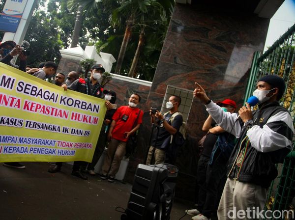 Kasus Indra Kenz Tak Kunjung P21, Korban Binomo Geruduk Kejagung