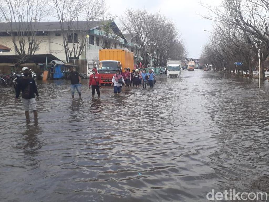 Penampakan Banjir Rob di Pelabuhan Semarang Sore Tadi