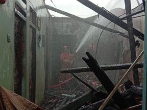 1 Rumah Hangus Terbakar di Bojongsari Depok, Diduga Akibat Korsleting 1 Rumah Hangus Terbakar di Bojongsari Depok, Diduga Akibat Korsleting