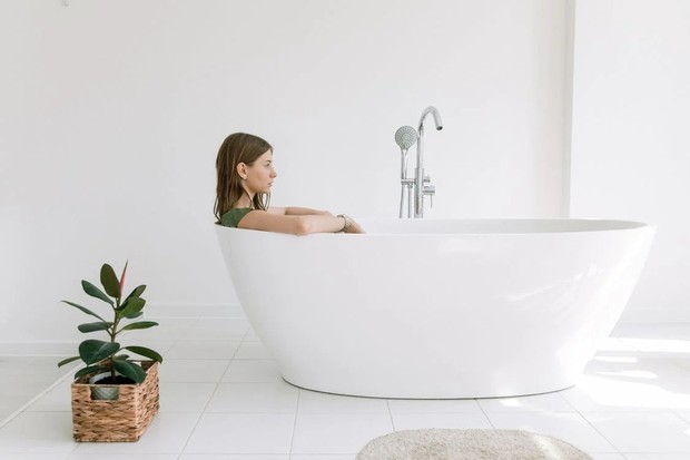 Kebiasaan orang cerdas yang tak terduga. Salah satunya suka mandi air dingin/Foto: pexels.com/EKATERINA BOLOVTSOVA