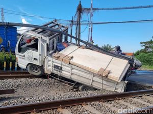 Truk Terperosok di Rel Gresik, Perjalanan KA Jayabaya Terlambat 34 menit