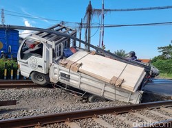 Truk Terperosok di Rel Gresik, Perjalanan KA Jayabaya Terlambat 34 menit