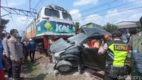 Penampakan Mobil Ringsek Tertabrak KA Argo Sindoro di Bekasi