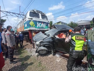 Penampakan Mobil Ringsek Tertabrak KA Argo Sindoro di Bekasi
