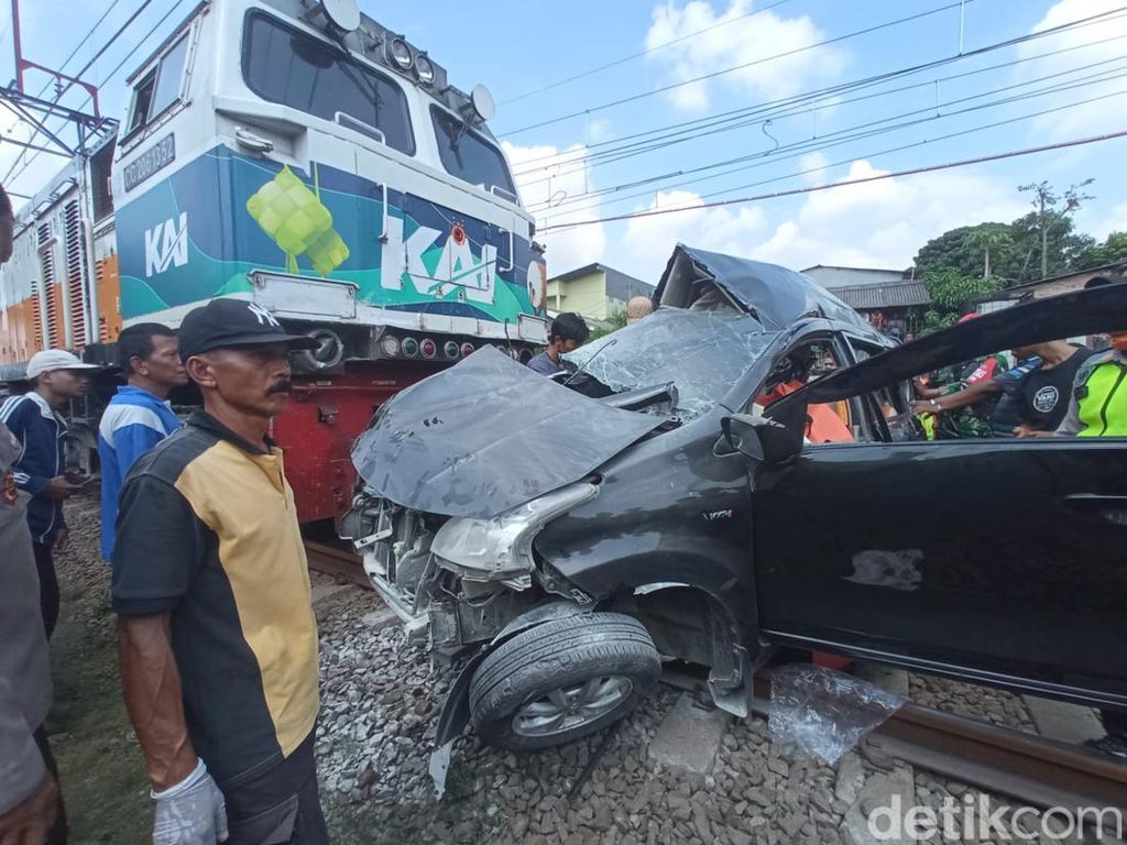Detik-detik Ngeri Mobil di Bekasi Tertabrak Kereta hingga Terseret Kencang