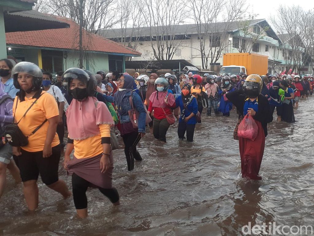 Masih Ada Genangan Banjir Rob di Pelabuhan Semarang, Pekerja: Bikin Stres!