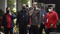 Lambaian Tangan Jokowi Saat Hadiri Rakernas II PDIP