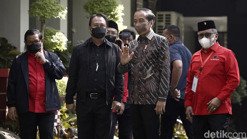 Lambaian Tangan Jokowi Saat Hadiri Rakernas II PDIP