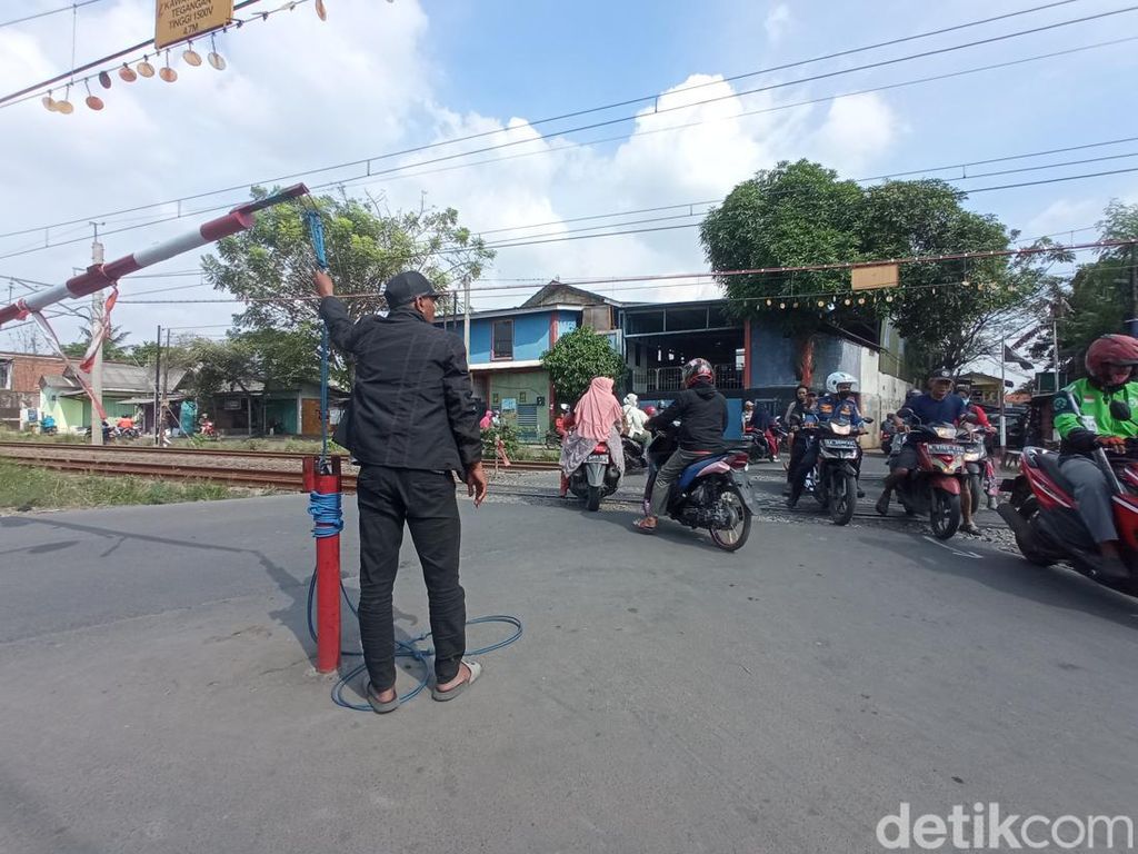 Mobil Alami Mogok Sebelum Tertabrak Kencang KA Argo Sindoro di Bekasi