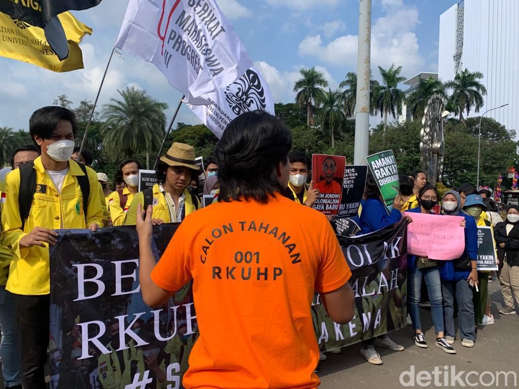 Demo di Patung Kuda, Mahasiswa Pakai Kaus Oranye Calon Tahanan RKUHP