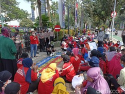 Massa Geruduk Balai Kota, Tuntut Anies Perhatikan Warga Miskin Jakarta