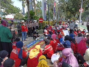 Massa Geruduk Balai Kota, Tuntut Anies Perhatikan Warga Miskin Jakarta Massa Geruduk Balai Kota, Tuntut Anies Perhatikan Warga Miskin Jakarta