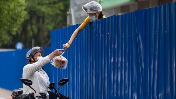 Menanti Paket Makanan dari Balik Pagar Pembatas COVID-19