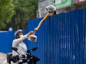 Menanti Paket Makanan dari Balik Pagar Pembatas COVID-19
