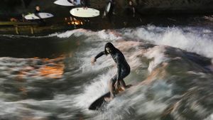 Sungai di Jerman Ini Punya Ombak Hingga 2 Meter, Asik Buat Surfing