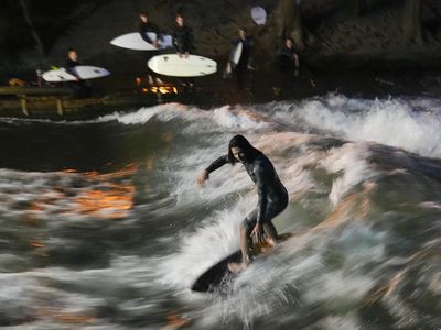 Sungai di Jerman Ini Punya Ombak Hingga 2 Meter, Asik Buat Surfing