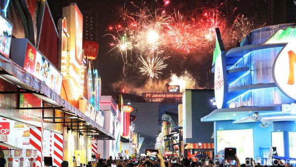 Semarak Pesta Kembang Api Jakarta Fair
