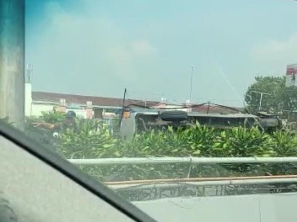 Minibus Terguling di Jl MT Haryono, Lalin Arah Pancoran Jaksel Macet