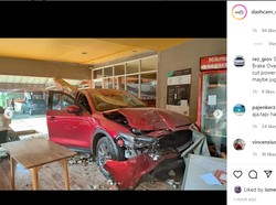 Masih Bau Dealer, Mobil Nabrak Bangunan Gegara Pedal Gas Nyangkut di Karpet