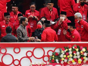 Ulang Tahun ke-61, Jokowi Dapat Potongan Tumpeng dari Megawati