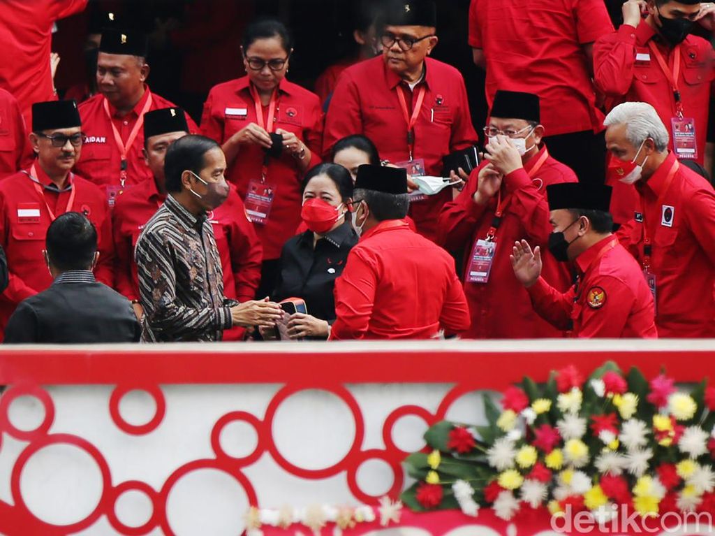 Ulang Tahun ke-61, Jokowi Dapat Potongan Tumpeng dari Megawati