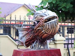 Unik! Patung Ikan Ini Dibuat dari Knalpot Brong Sitaan Polisi