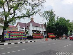 Sidang Nakes Suntik Vaksin Kosong di PN Medan Kebanjiran Papan Bunga