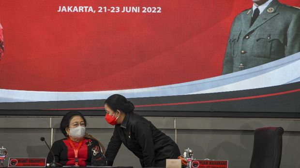 Ketua Umum PDI Perjuangan Megawati Soekarnoputri (kiri) berbincang dengan Ketua Dewan Pimpinan Pusat (DPP) Puan Maharani (kanan) saat paripurna pertama dalam Rapat Kerja Nasional (Rakernas) II PDI Perjuangan di Jakarta, Selasa (21/6/2022). Rakernas II PDI Perjuangan yang berlangsung hingga 23 Juni mendatang tersebut bertemakan Desa Kuat, Indonesia Maju dan Berdaulat dengan sub tema Desa Taman Sari Kemajuan Nusantara. ANTARA FOTO/M Risyal Hidayat/tom.