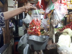 Takut Nggak Laku, Pedagang Kurangi Stok Cabai di Toko